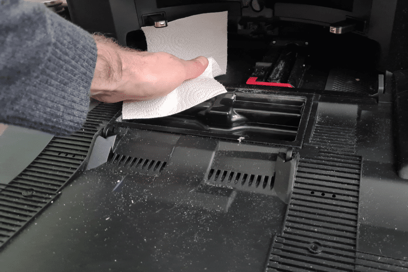 Cleaning the mop tray of the Roborock S8 Pro Ultra